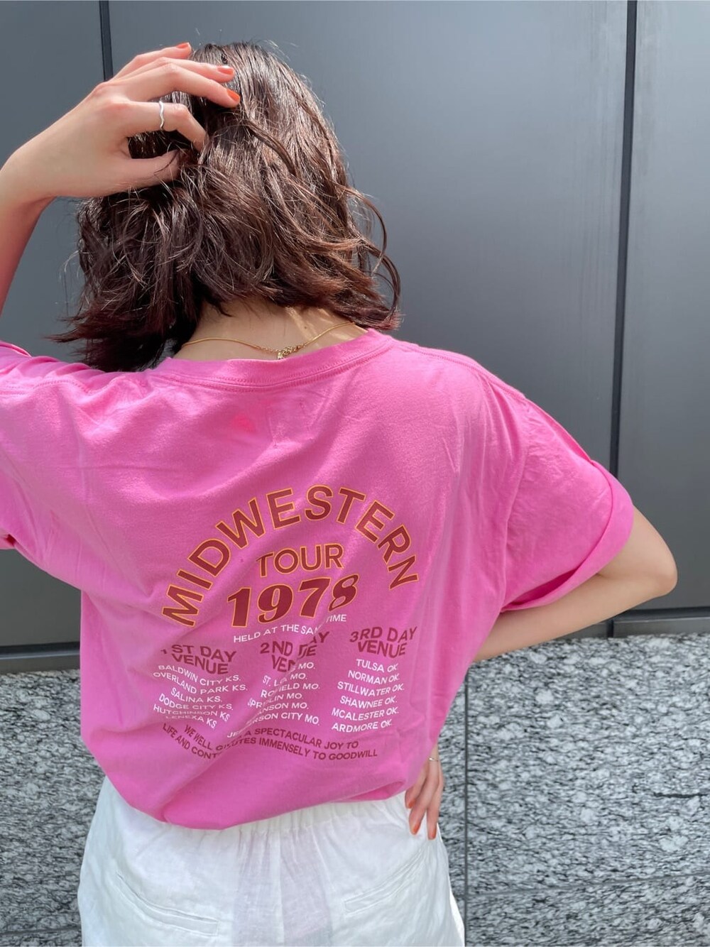 ブラック系のサンダル、ホワイト系のその他パンツ、ピンク系のTシャツ/カットソーを着用したレディースの夏コーディネートの3枚目の写真