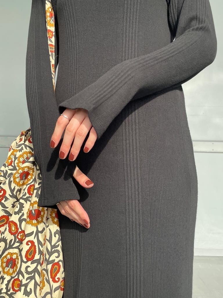 ベージュ系のショルダーバッグ、ブラック系のワンピース、ブラック系のパンプスを着用したレディースの秋コーディネートの2枚目の写真