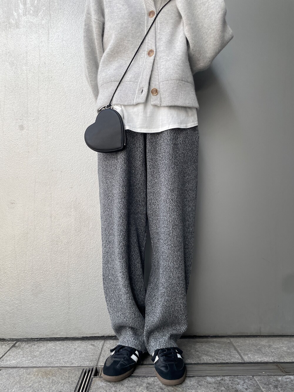 グレー系のその他パンツ、グレー系のカーディガン/ボレロ、ホワイト系のTシャツ/カットソーを着用したレディースの秋コーディネートの6枚目の写真