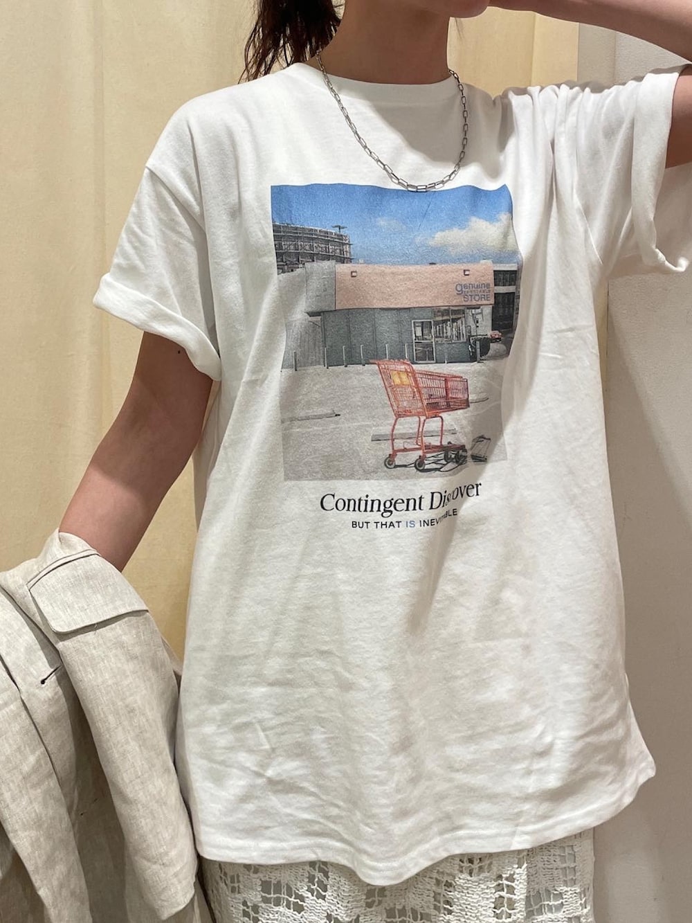 ホワイト系のTシャツ/カットソー、ベージュ系のテーラードジャケット、ホワイト系のスカートを着用したレディースの春コーディネートの4枚目の写真