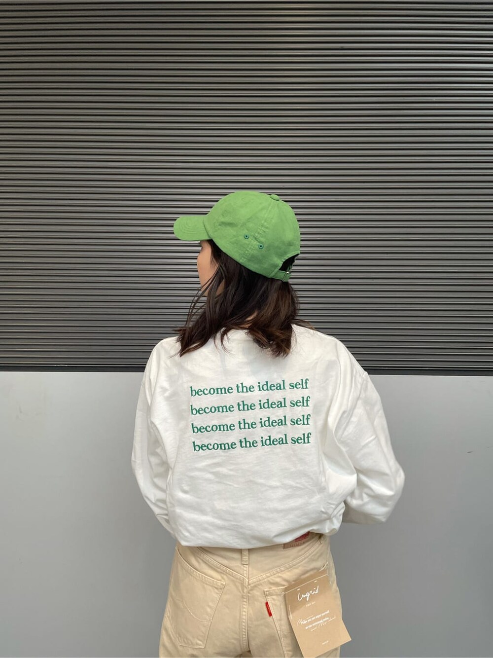 ブラック系のブーツ、ホワイト系のデニムパンツ、ホワイト系のTシャツ/カットソーを着用したレディースの冬コーディネートの3枚目の写真