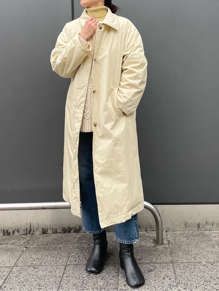 ブルー系のデニムパンツ、イエロー系のニット/セーター、ホワイト系のカーディガン/ボレロを着用したレディースの冬コーディネートの2枚目の写真