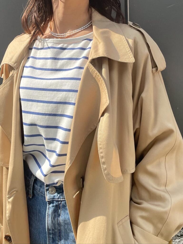 ブルー系のTシャツ/カットソー、ブルー系のデニムパンツ、オレンジ系のハンドバッグを着用したレディースの冬コーディネートの2枚目の写真