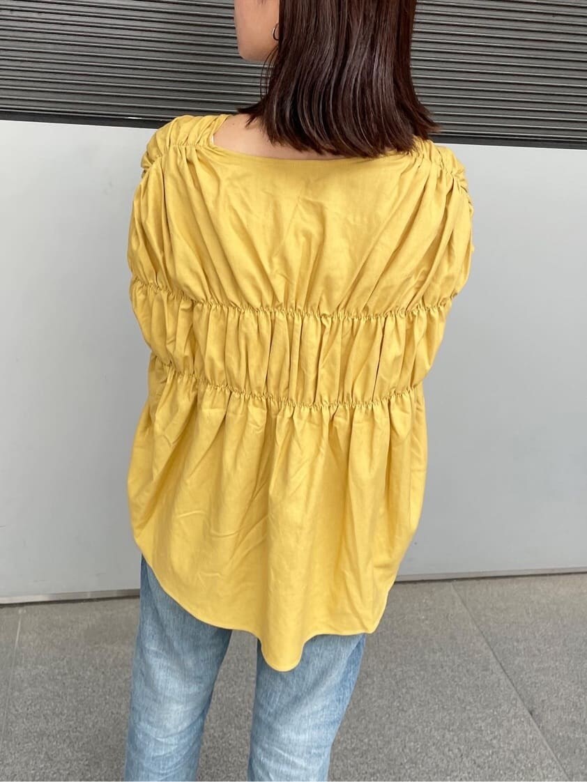 ブルー系のデニムパンツ、グリーン系のサンダル、イエロー系のシャツ/ブラウスを着用したレディースの夏コーディネートの3枚目の写真