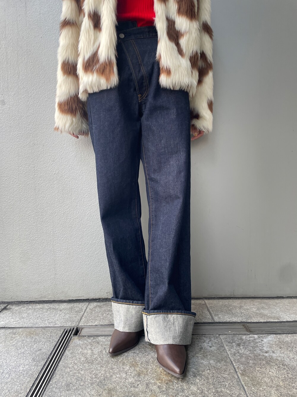 その他のその他アウター、ブルー系のデニムパンツ、ブラウン系のブーツを着用したレディースの冬コーディネートの4枚目の写真