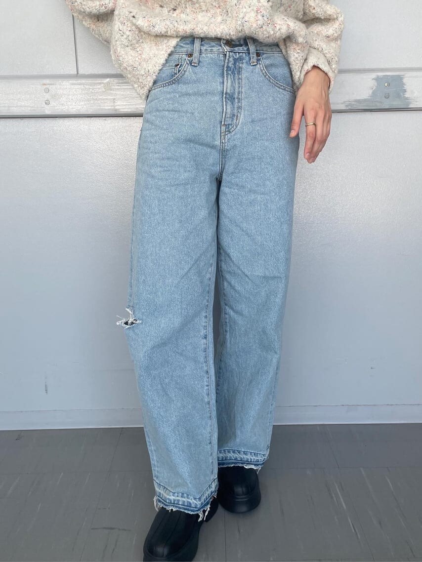 ブルー系のデニムパンツ、ブルー系のデニムパンツ、ホワイト系のニット/セーターを着用したレディースの秋コーディネートの3枚目の写真