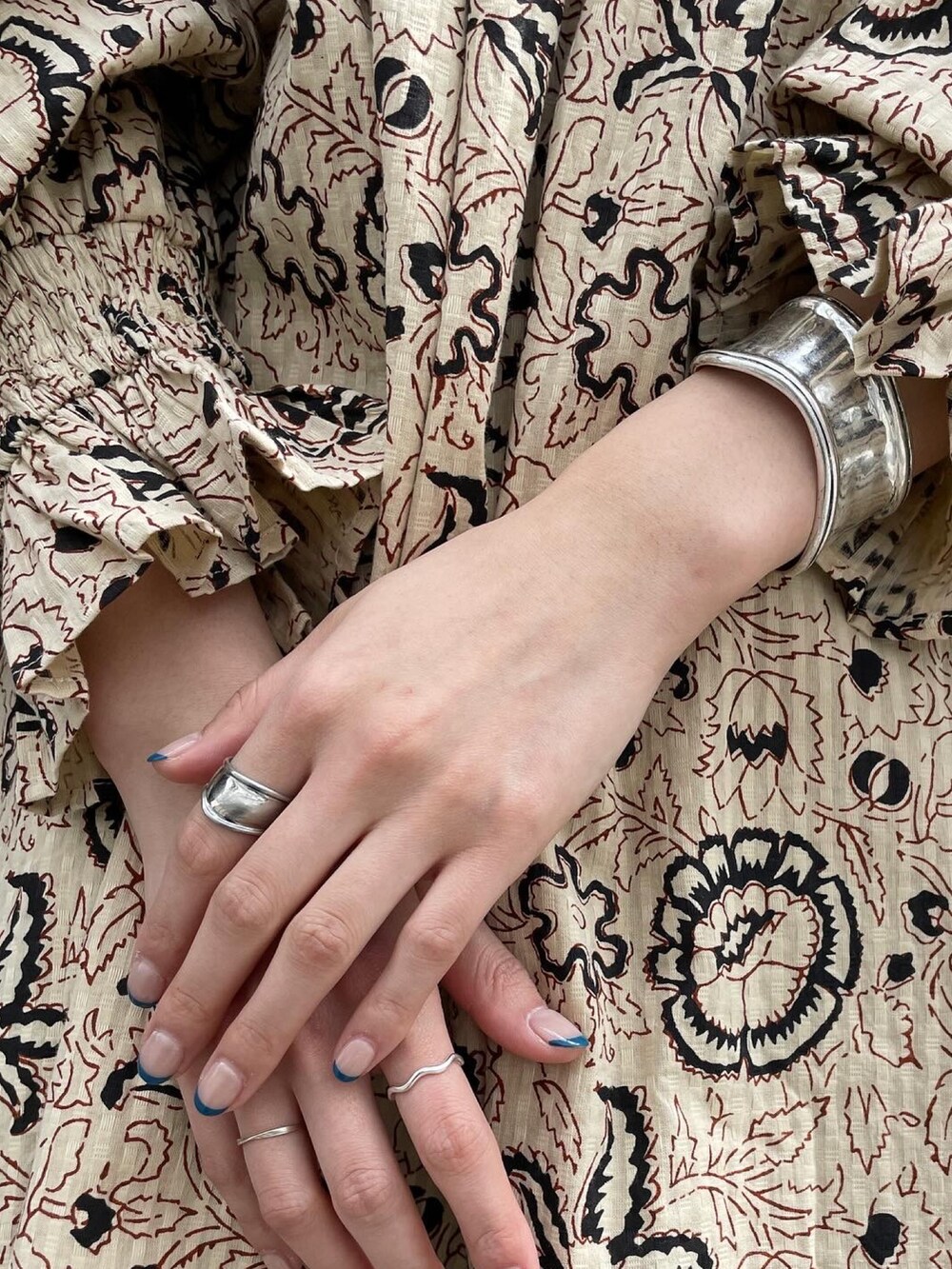 その他のワンピース、ブルー系のデニムパンツ、ゴールド系のパンプスを着用したレディースの春コーディネートの4枚目の写真