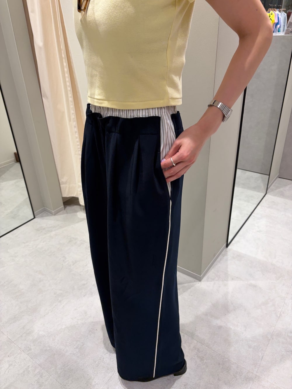 ブルー系のその他パンツ、イエロー系のTシャツ/カットソー、ブラック系のサンダルを着用したレディースの春コーディネートの5枚目の写真