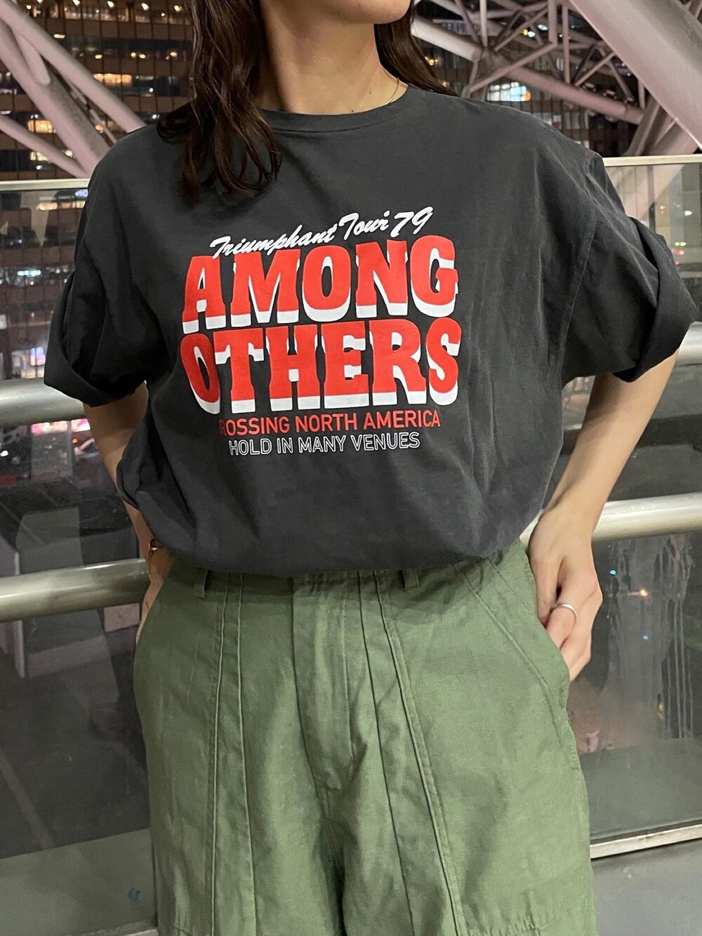 グリーン系のその他パンツ、グレー系のTシャツ/カットソーを着用したレディースの春コーディネートの4枚目の写真