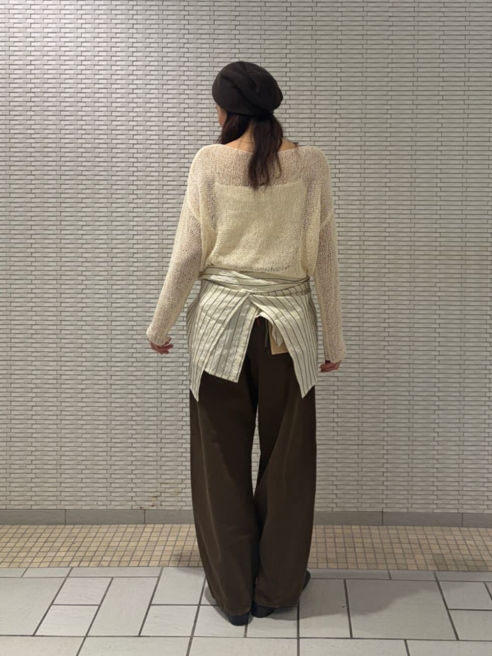 ホワイト系のシャツ/ブラウス、ブラウン系のデニムパンツ、ホワイト系のニット/セーターを着用したレディースの夏コーディネートの3枚目の写真