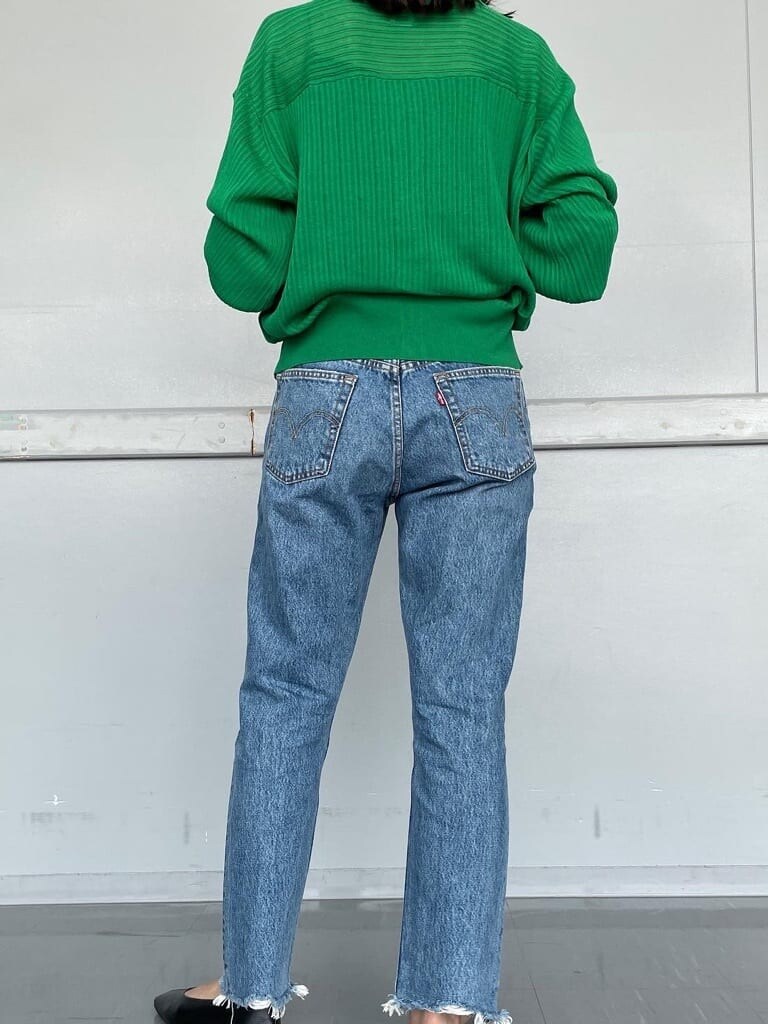 ブラック系のパンプス、ベージュ系のステンカラーコート、グリーン系のカーディガン/ボレロを着用したレディースの夏コーディネートの3枚目の写真