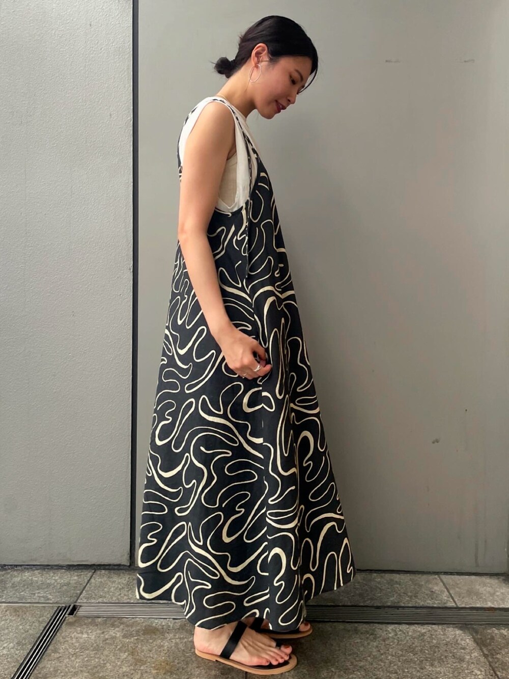 その他のワンピース、ホワイト系のTシャツ/カットソーを着用したレディースの夏コーディネートの2枚目の写真