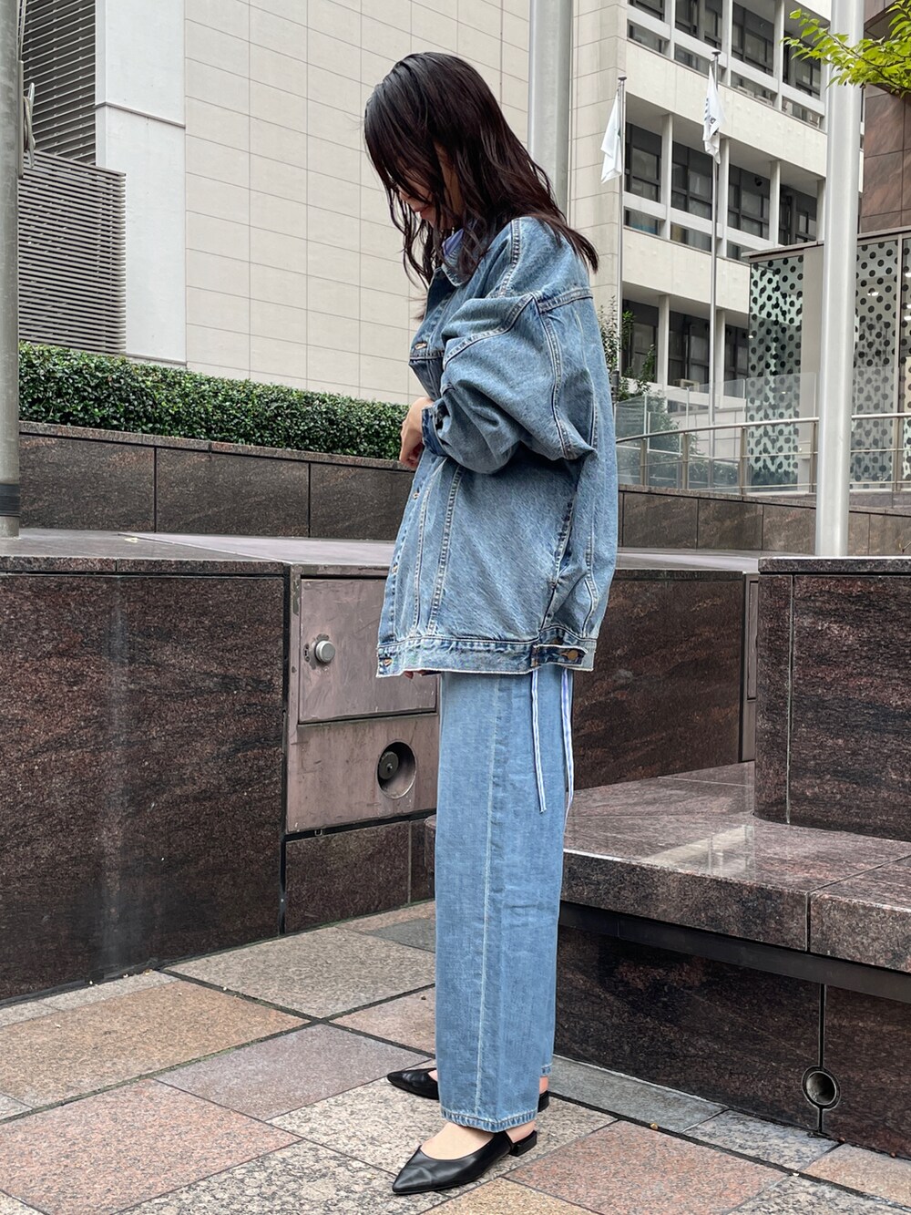 ブルー系のデニムジャケット、ブルー系のデニムパンツ、その他のシャツ/ブラウスを着用したレディースの秋コーディネートの3枚目の写真