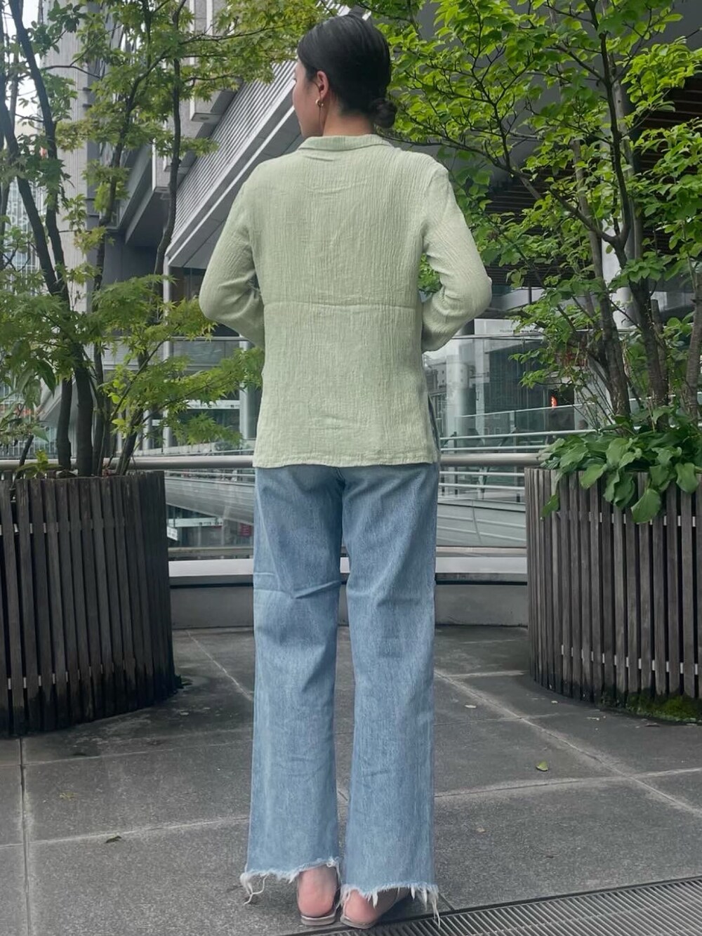 ブルー系のデニムパンツ、グリーン系のシャツ/ブラウスを着用したレディースの夏コーディネートの4枚目の写真