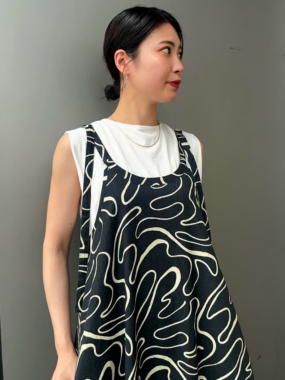 その他のワンピース、ホワイト系のTシャツ/カットソーを着用したレディースの夏コーディネートの4枚目の写真