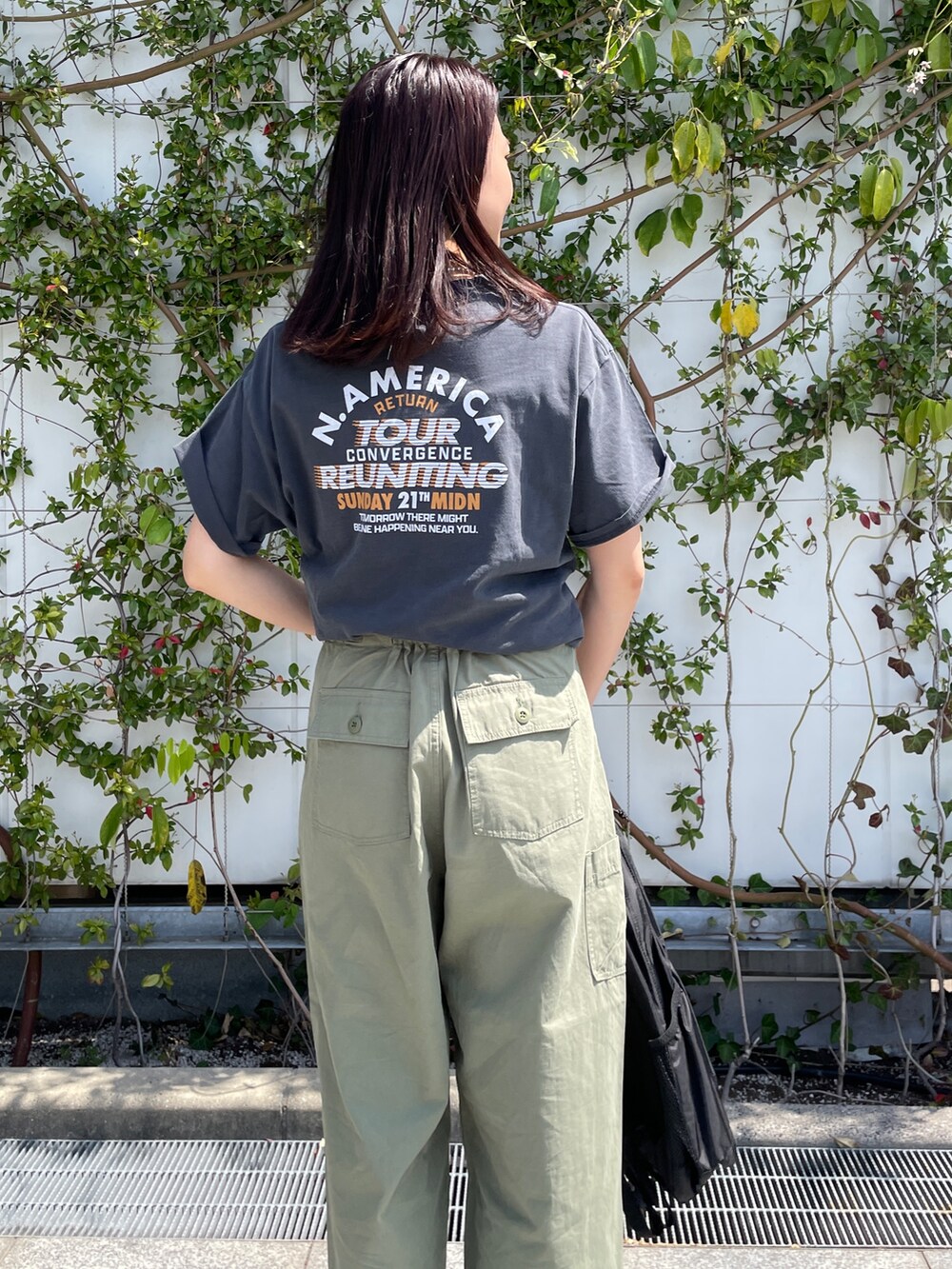グレー系のTシャツ/カットソー、グリーン系のその他パンツ、ブラック系のサンダルを着用したレディースの春コーディネートの4枚目の写真