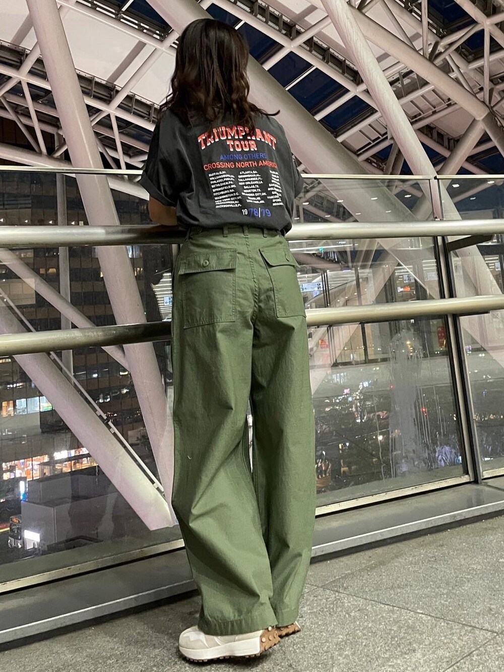 グリーン系のその他パンツ、グレー系のTシャツ/カットソーを着用したレディースの春コーディネートの3枚目の写真