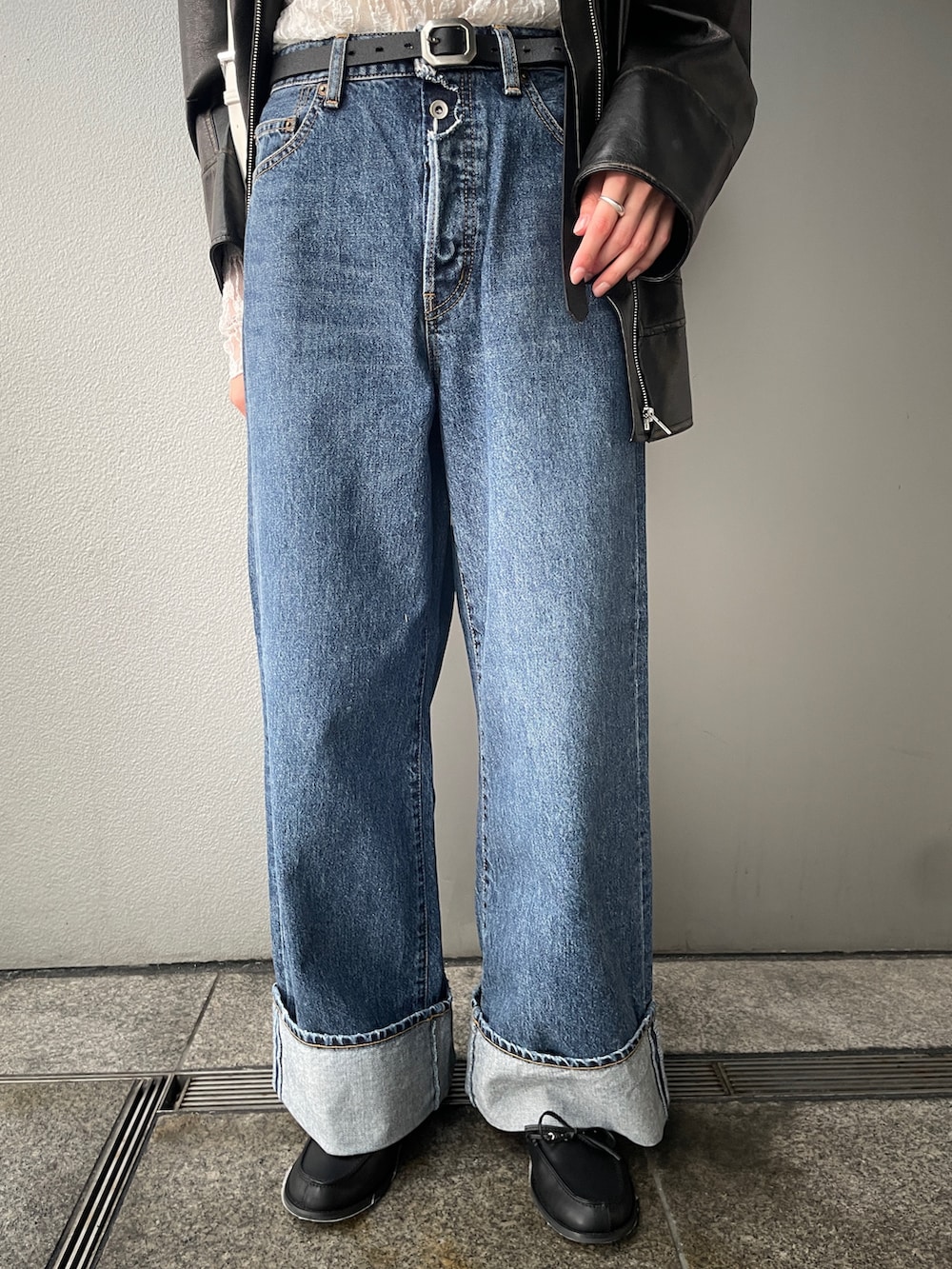 ブルー系のデニムパンツ、ブラック系のブルゾン、ブラック系のローファーを着用したレディースの冬コーディネートの5枚目の写真