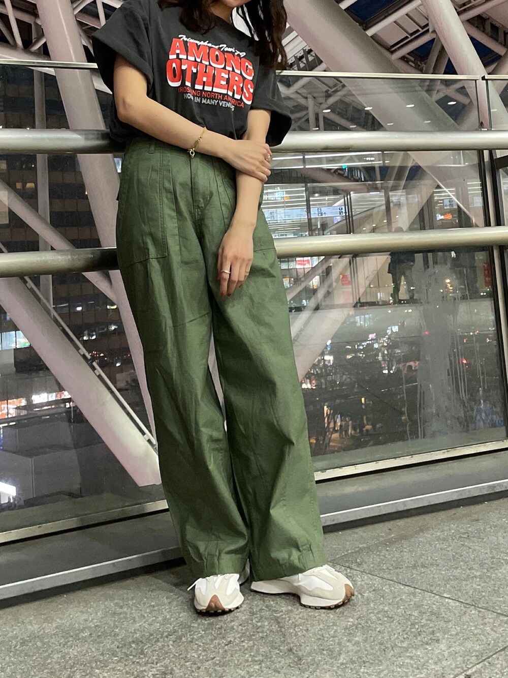 グリーン系のその他パンツ、グレー系のTシャツ/カットソーを着用したレディースの春コーディネートの2枚目の写真