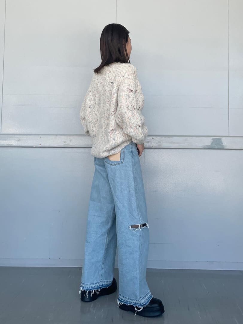 ブルー系のデニムパンツ、ブルー系のデニムパンツ、ホワイト系のニット/セーターを着用したレディースの秋コーディネートの2枚目の写真