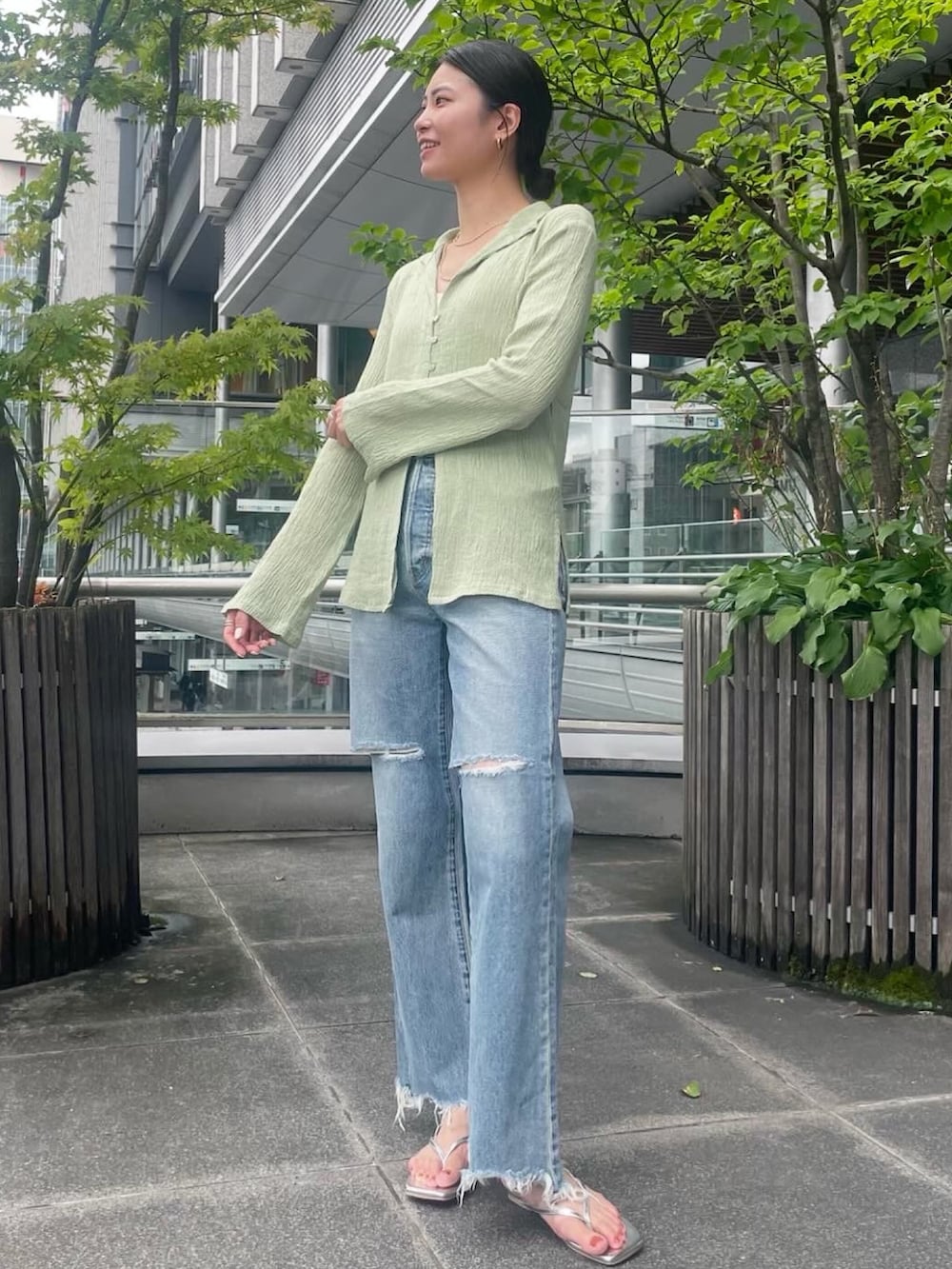 ブルー系のデニムパンツ、グリーン系のシャツ/ブラウスを着用したレディースの夏コーディネートの2枚目の写真