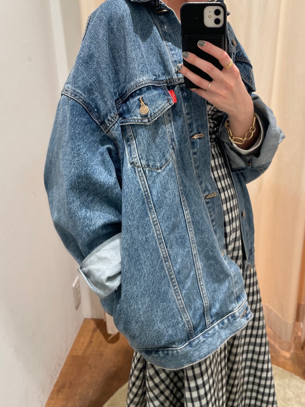 ブルー系のデニムジャケット、ホワイト系のTシャツ/カットソー、グレー系のワンピースを着用したレディースの冬コーディネートの3枚目の写真