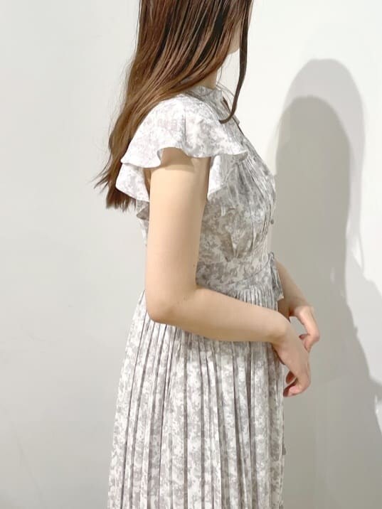 グレー系のワンピースを着用したレディースの夏コーディネートの5枚目の写真