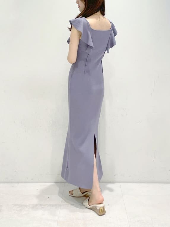 ホワイト系のサンダル、パープル系のワンピースを着用したレディースの春コーディネートの4枚目の写真