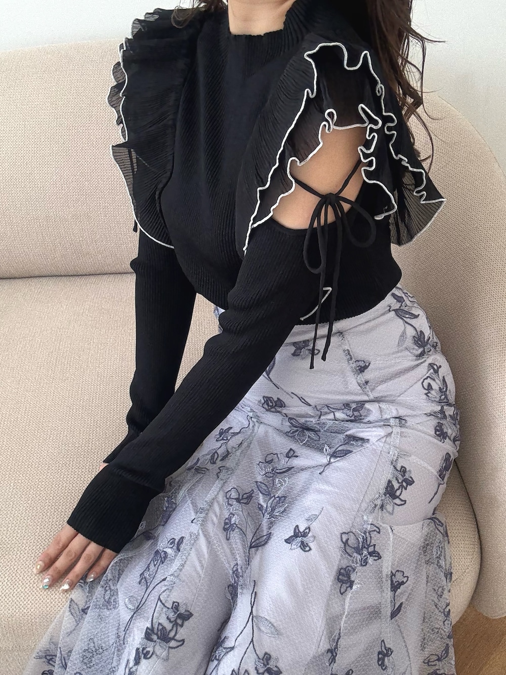 ブラック系のニット/セーター、パープル系のスカート、ブラック系のブーツを着用したレディースの秋コーディネートの6枚目の写真