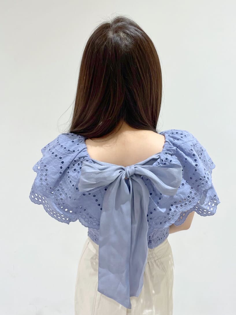 ブルー系のシャツ/ブラウス、ホワイト系のスカート、ブラウン系のサンダルを着用したレディースの冬コーディネートの4枚目の写真