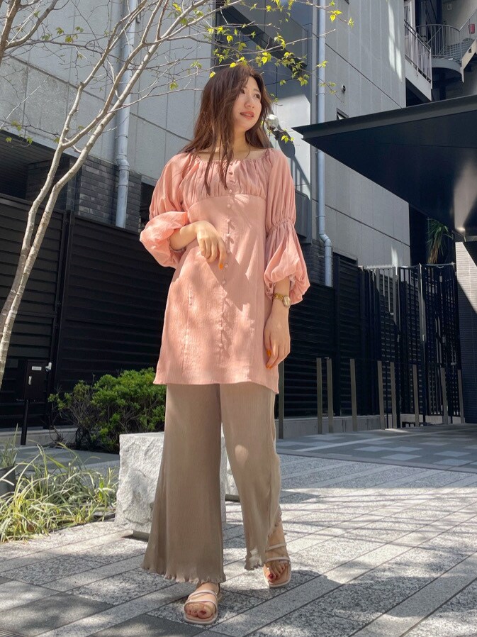 ピンク系のワンピース、ベージュ系のその他パンツ、ベージュ系のサンダルを着用したレディースの春コーディネートの4枚目の写真