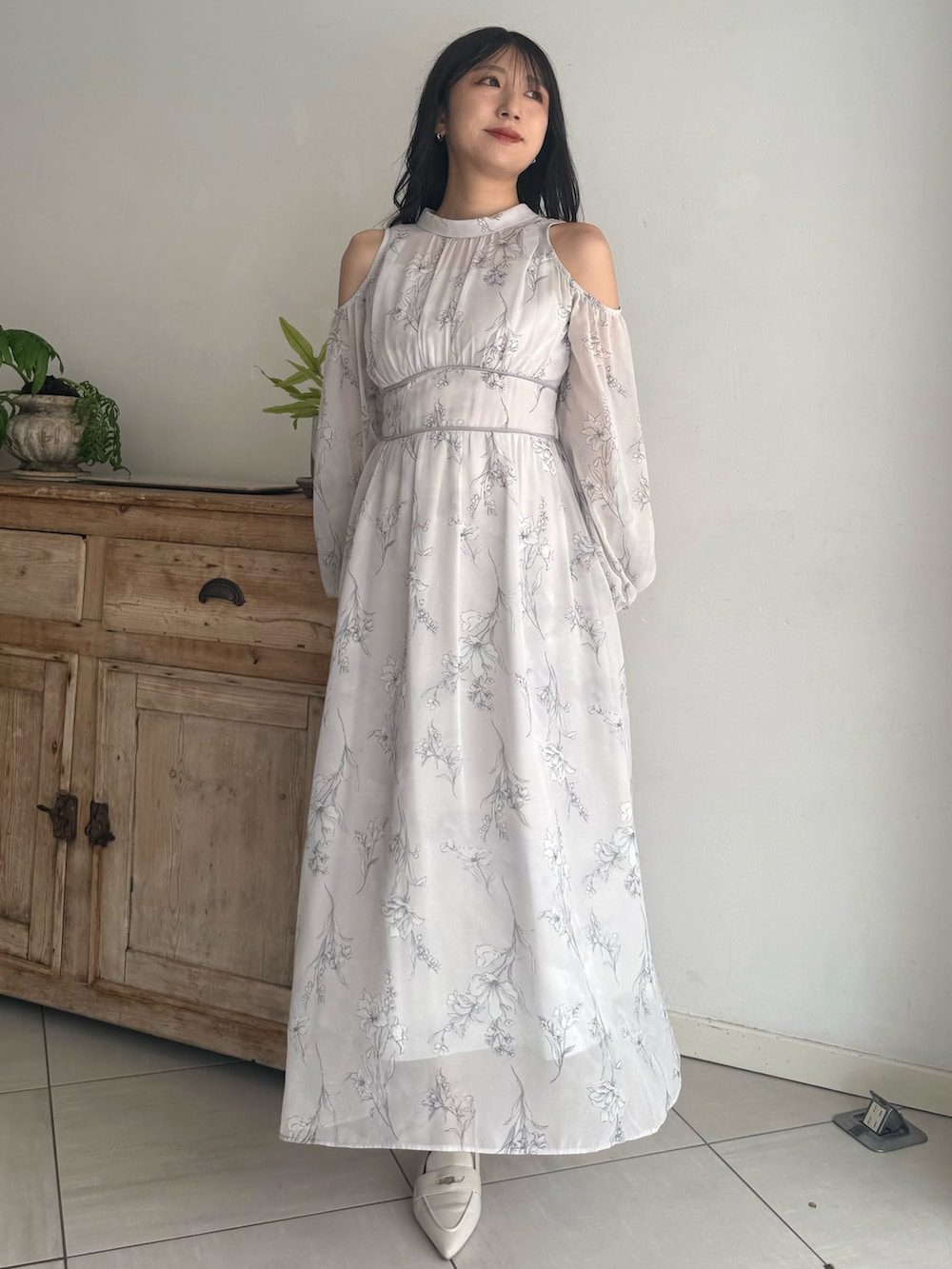 グレー系のワンピースを着用したレディースの秋コーディネートの3枚目の写真