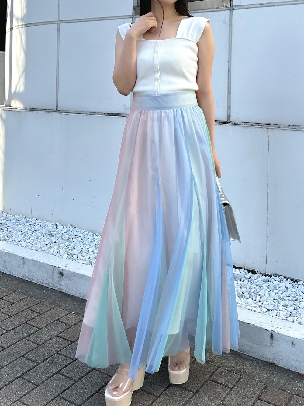 ホワイト系のニット/セーター、その他のサンダル、その他のスカートを着用したレディースの春コーディネートの6枚目の写真