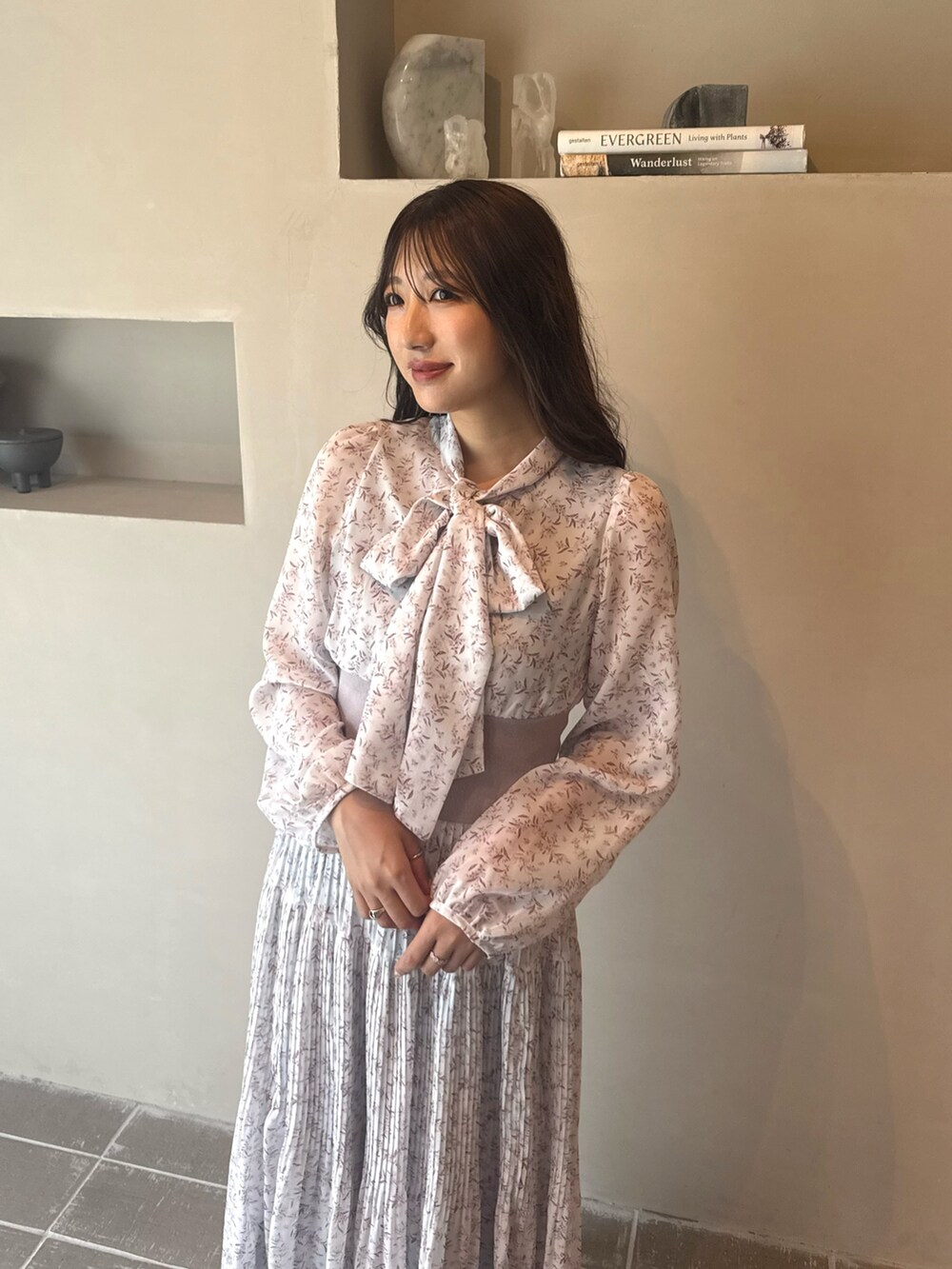 ピンク系のワンピース、ブラック系のブーツを着用したレディースの秋コーディネートの4枚目の写真