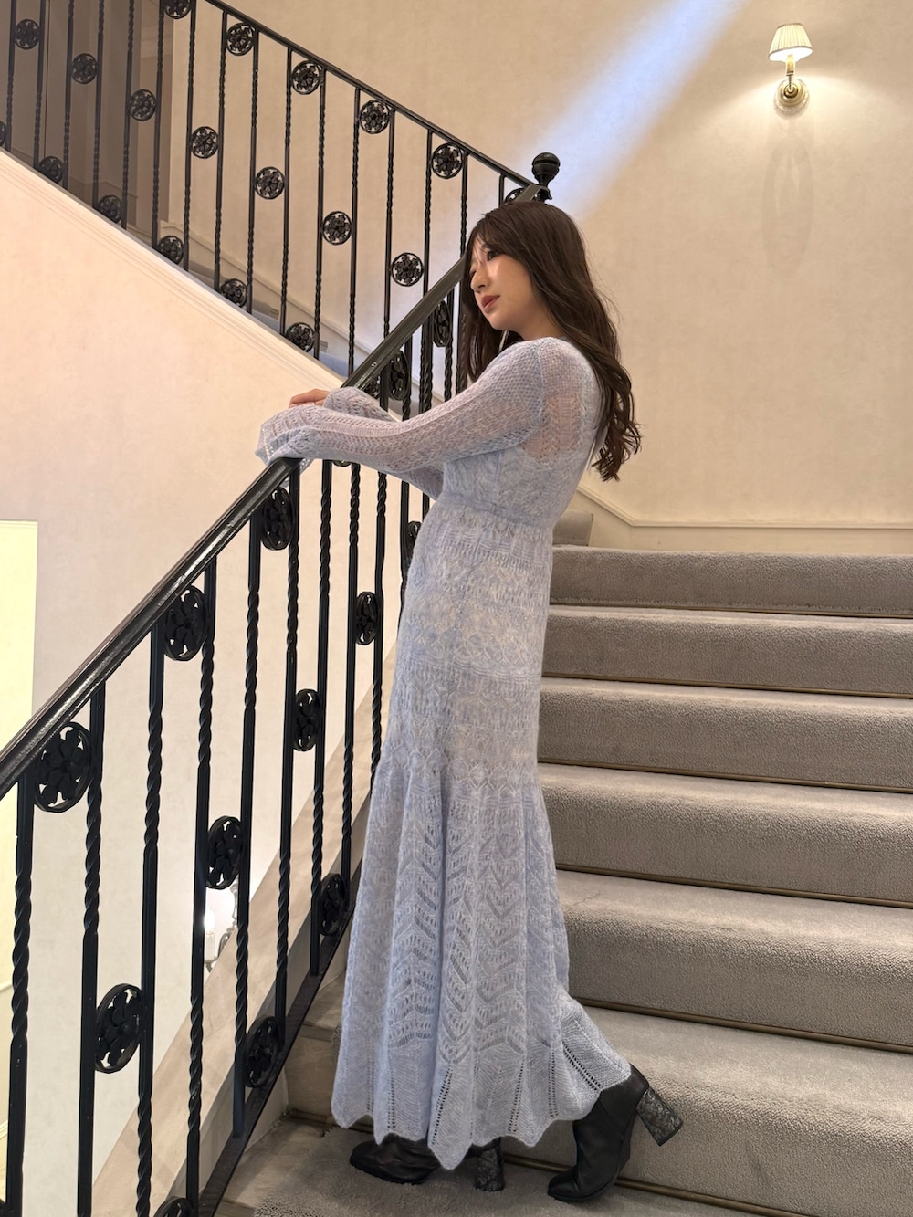 ブラック系のブーツ、ブルー系のワンピースを着用したレディースの秋コーディネートの5枚目の写真