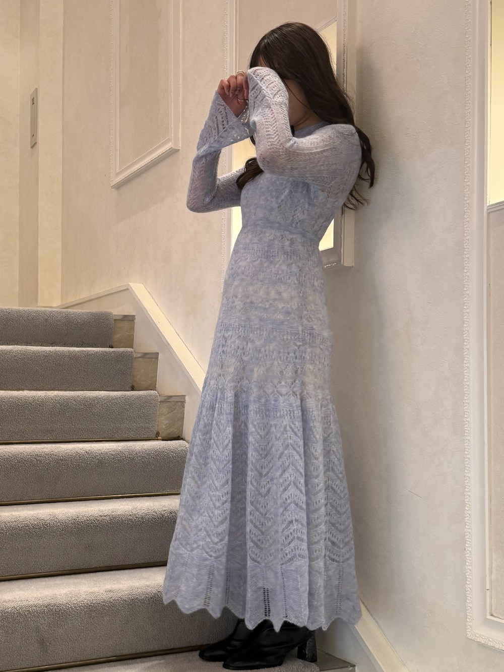 ブラック系のブーツ、ブルー系のワンピースを着用したレディースの秋コーディネートの3枚目の写真