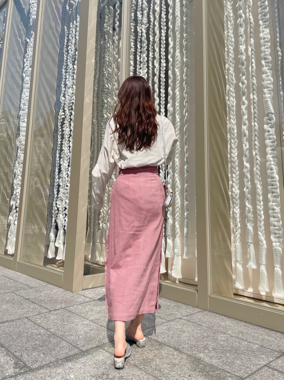 シルバー系のサンダル、ベージュ系のTシャツ/カットソー、ピンク系のスカートを着用したレディースの春コーディネートの6枚目の写真