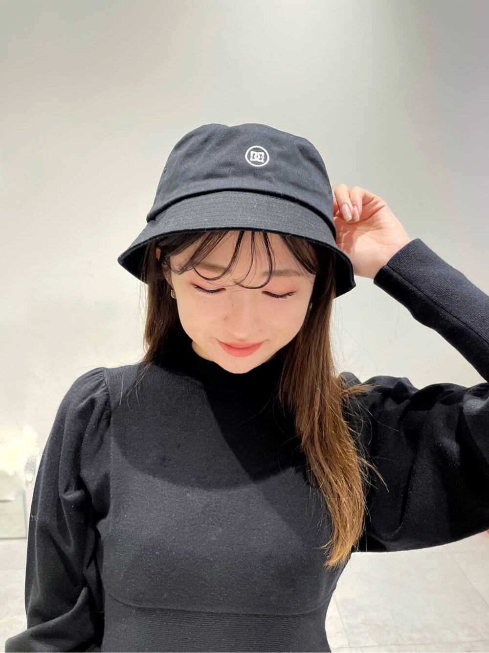 ホワイト系のブーツ、ブラック系のワンピース、ブラック系のハットを着用したレディースの冬コーディネートの6枚目の写真