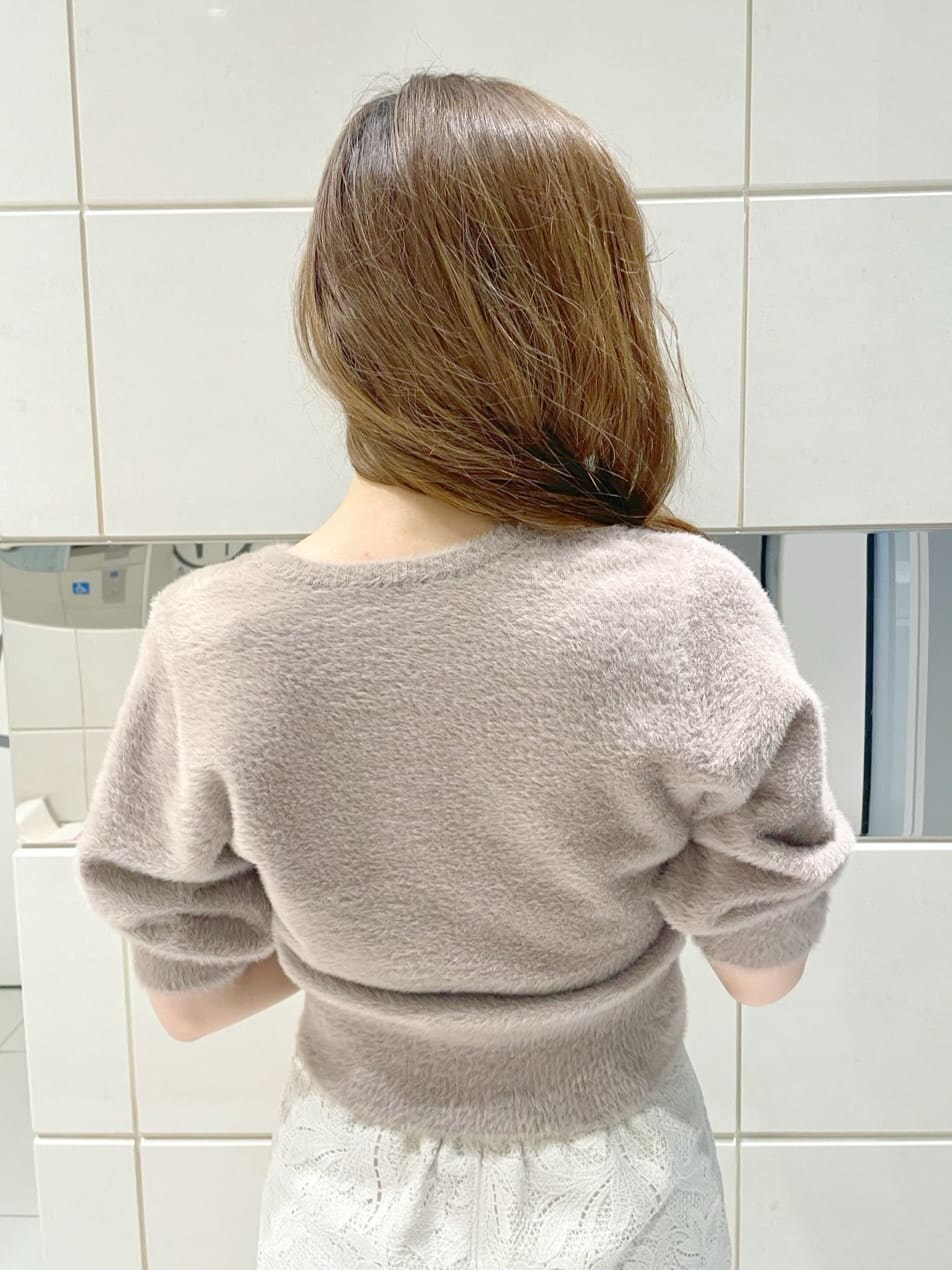 ホワイト系のスカート、ブラウン系のその他シューズ、ブラウン系のカーディガン/ボレロを着用したレディースの夏コーディネートの6枚目の写真