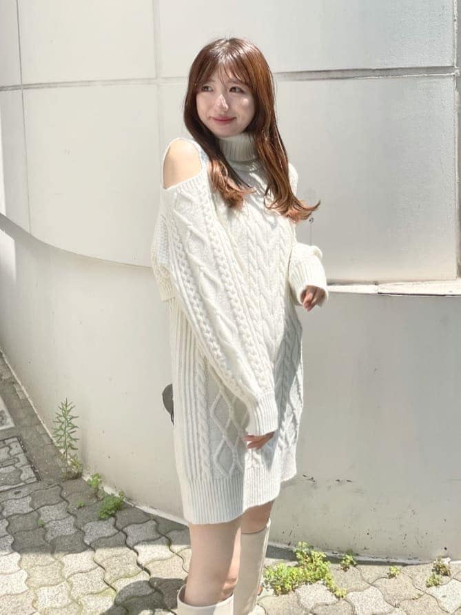 ホワイト系のワンピース、ホワイト系のブーツを着用したレディースの夏コーディネートの4枚目の写真