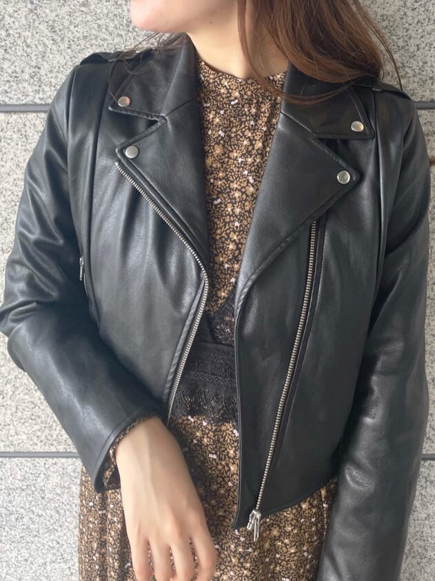 ブラック系のその他シューズ、ブラック系のテーラードジャケット、ブラック系のワンピースを着用したレディースの秋コーディネートの3枚目の写真