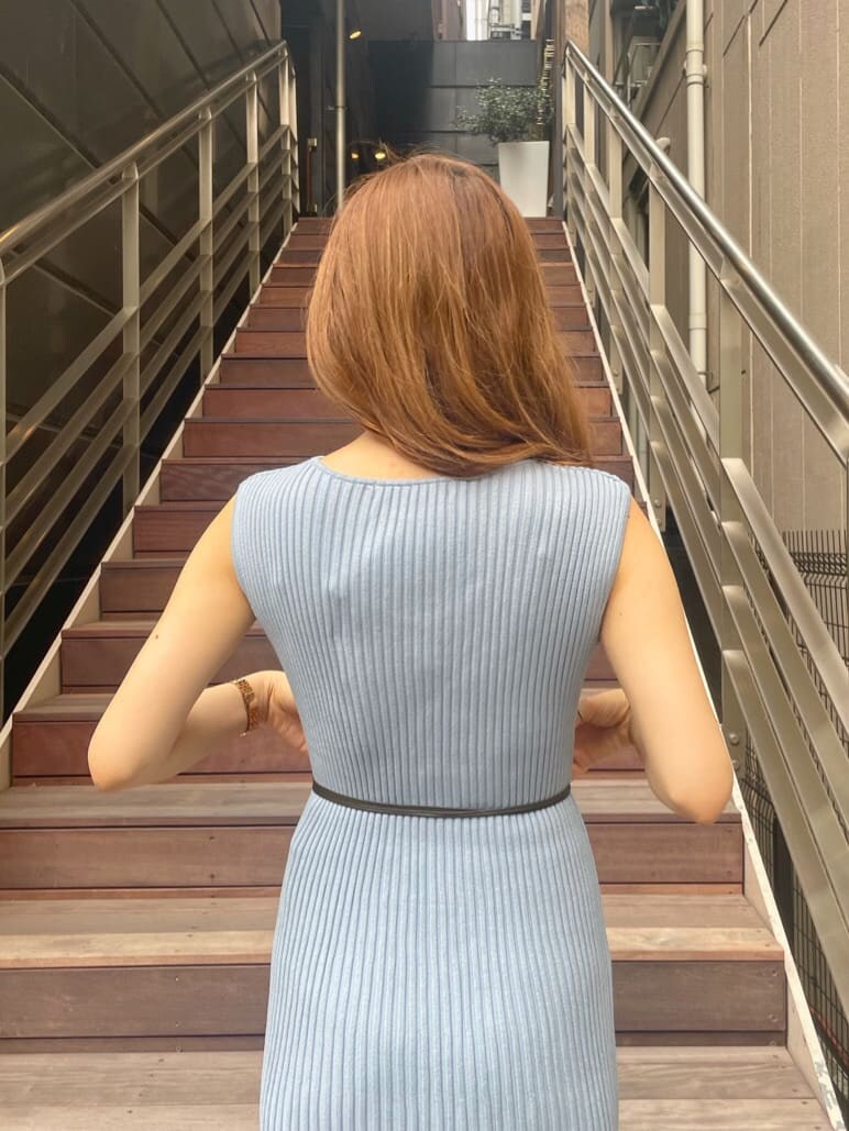 シルバー系のサンダル、ブルー系のワンピースを着用したレディースの夏コーディネートの6枚目の写真