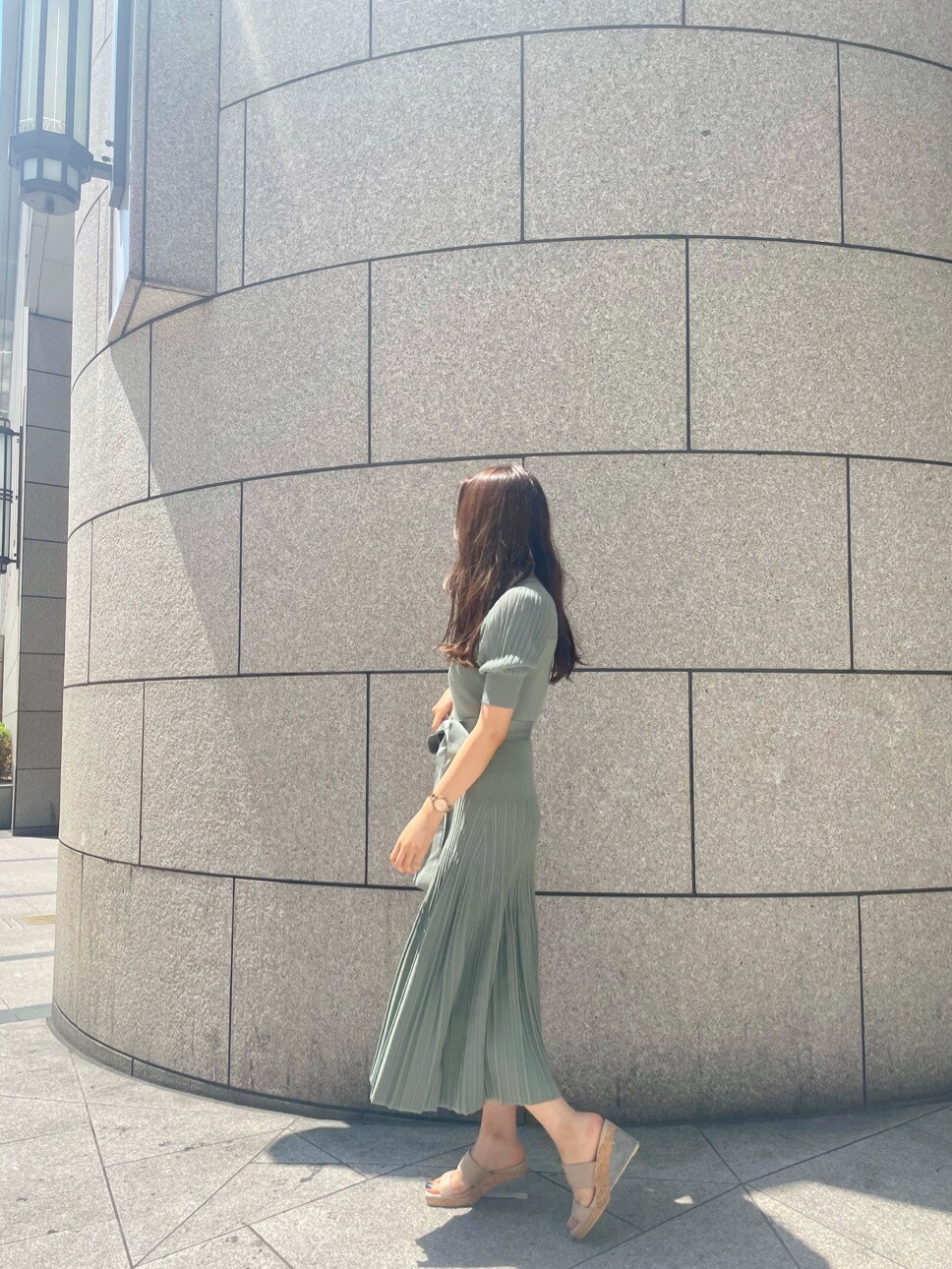 グリーン系のワンピース、ベージュ系のサンダルを着用したレディースの春コーディネートの2枚目の写真