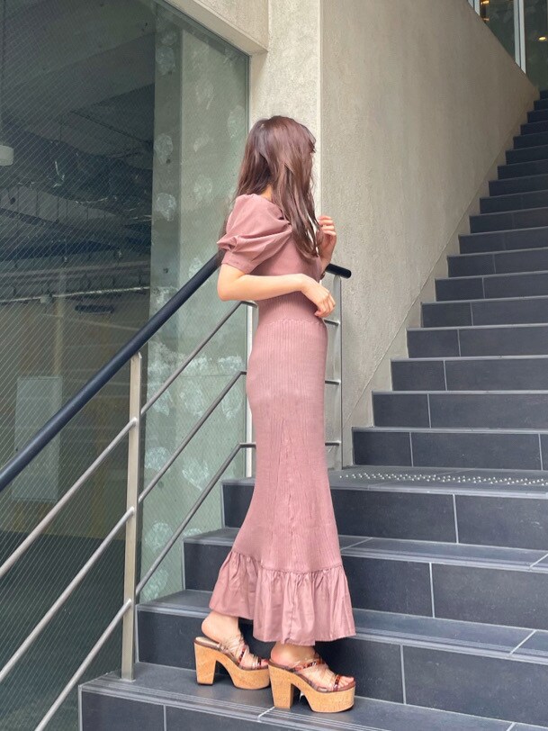 ブラウン系のワンピース、ベージュ系のサンダルを着用したレディースの春コーディネートの2枚目の写真