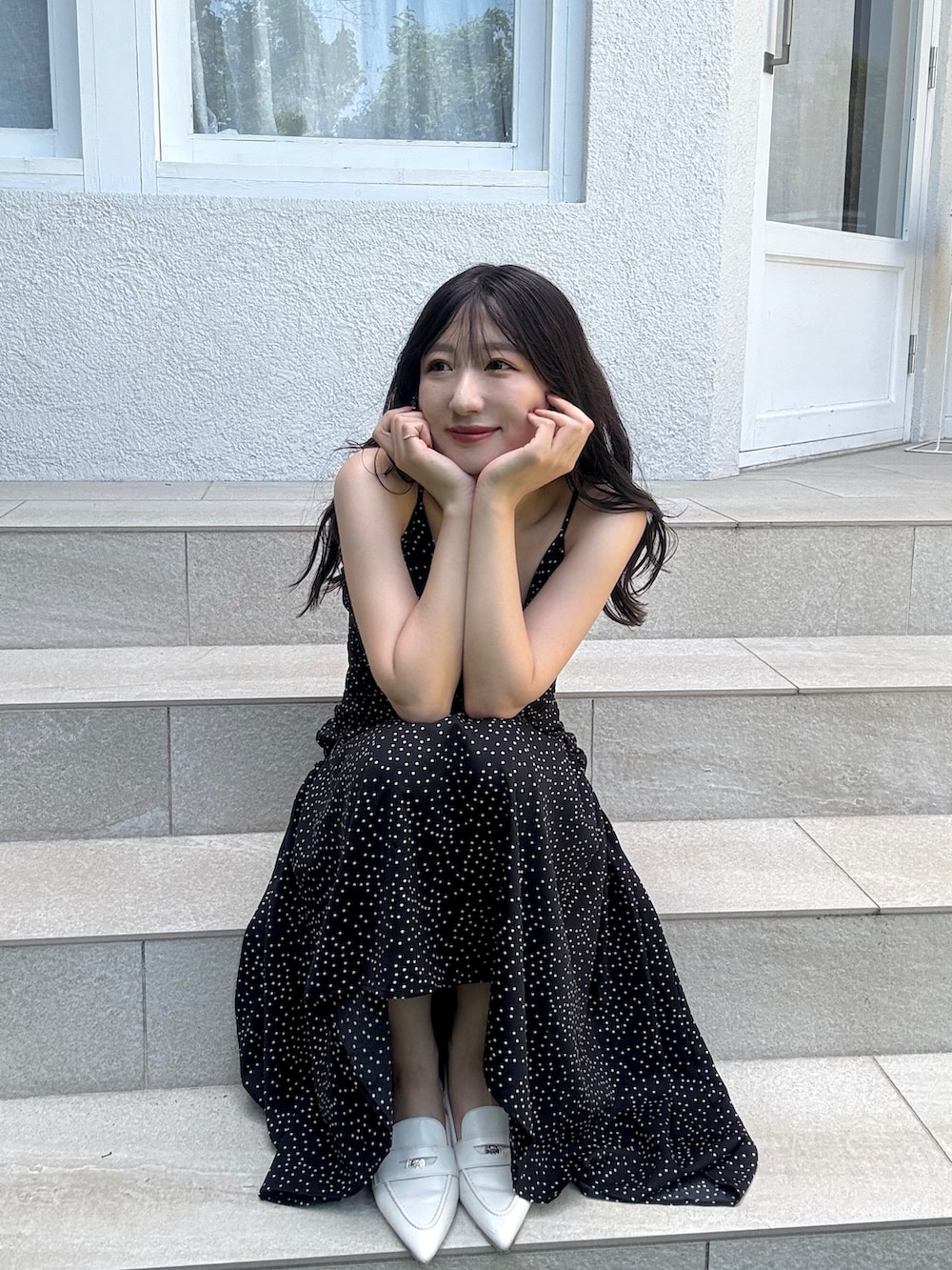 ブラック系のワンピースを着用したレディースの夏コーディネートの6枚目の写真