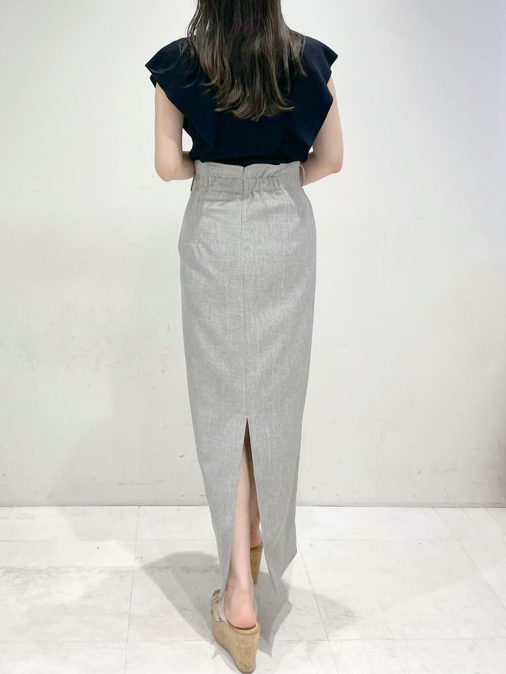 その他のサンダル、ブラウン系のスカート、ブラック系のニット/セーターを着用したレディースの夏コーディネートの3枚目の写真