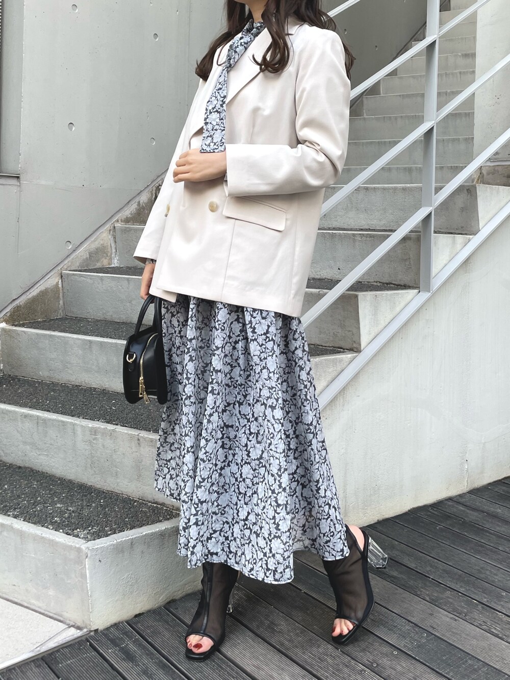 ブラック系のワンピース、ブラック系のハンドバッグ、ブラック系のブーツを着用したレディースの冬コーディネートの9枚目の写真