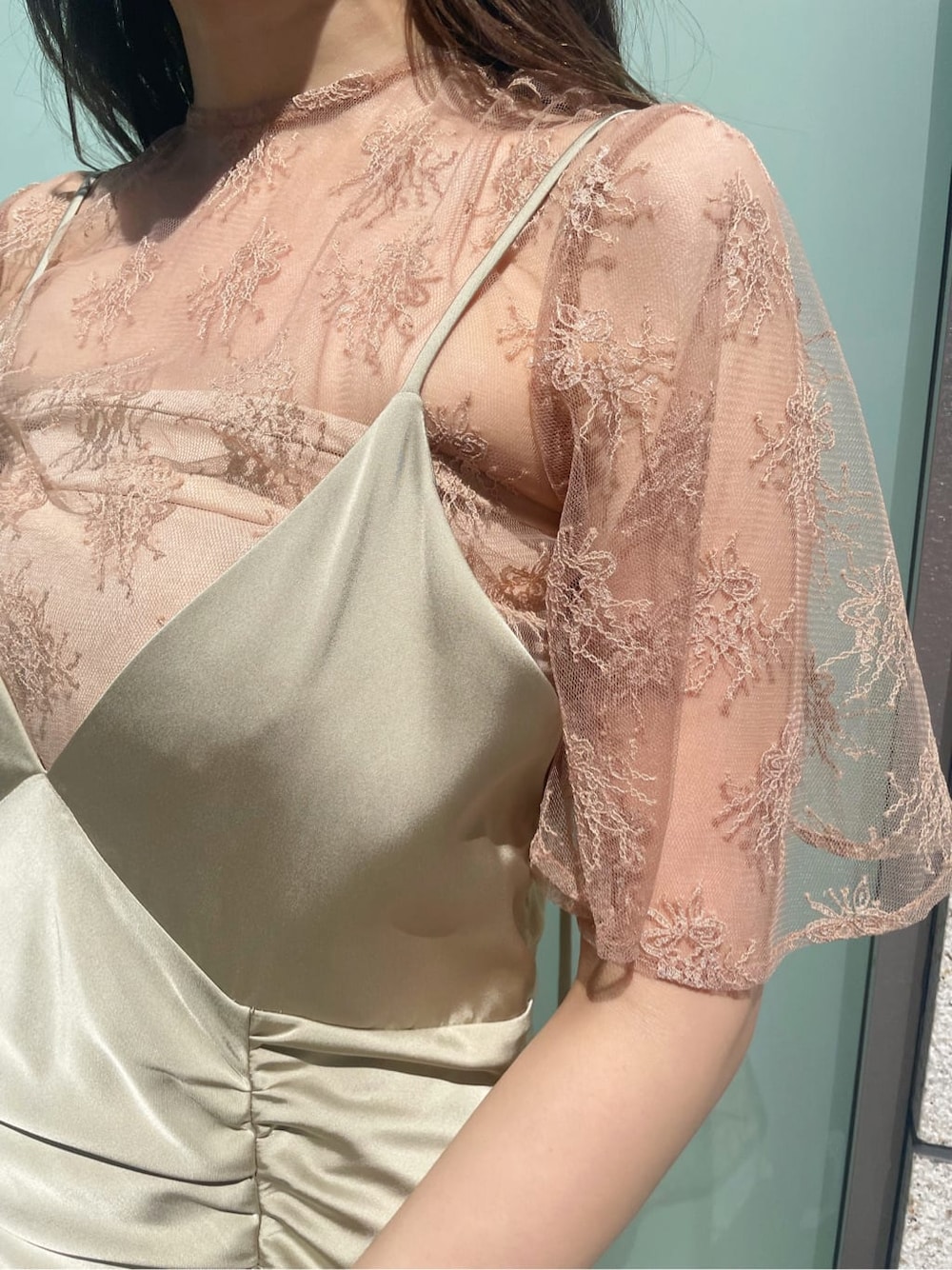 グリーン系のドレス、ベージュ系のパンプスを着用したレディースの夏コーディネートの7枚目の写真