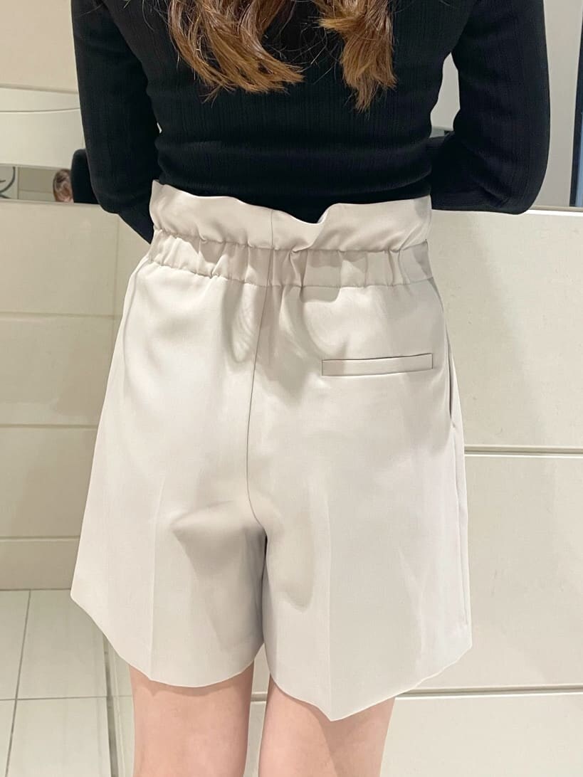 ベージュ系のその他パンツ、ブラック系のブーツ、ベージュ系のテーラードジャケットを着用したレディースの秋コーディネートの9枚目の写真