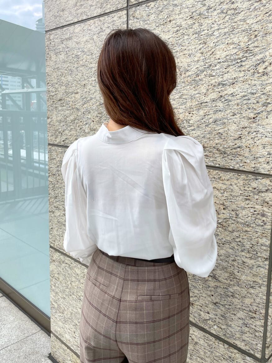 ベージュ系のパンプス、ブラウン系のその他パンツ、ホワイト系のシャツ/ブラウスを着用したレディースの秋コーディネートの5枚目の写真